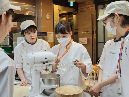 2023년 상반기 'CJ도너스캠프 꿈키움 아카데미'의 베이커리 부문 교육생들이 실습 교육을 진행하고 있다. CJ나눔재단 제공